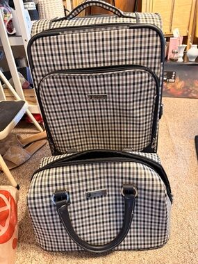 LONDON FOG DEVONSHIRE EXPANDABLE SPINNER 23 X 10 X 14 Carry On & Toiletry Bag